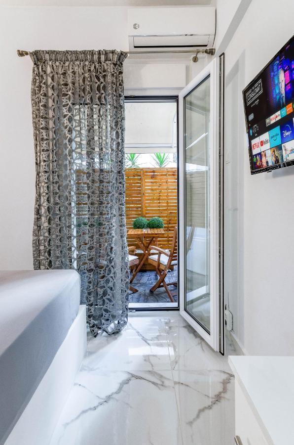 Lux Studio 11 With Yard In The Heart Of Athens Lägenhet Exteriör bild